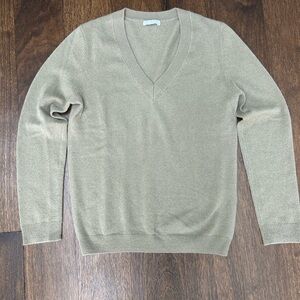NWOT 12 STOREEZ v-neck cashmere sweater. Size XS. Tan color.